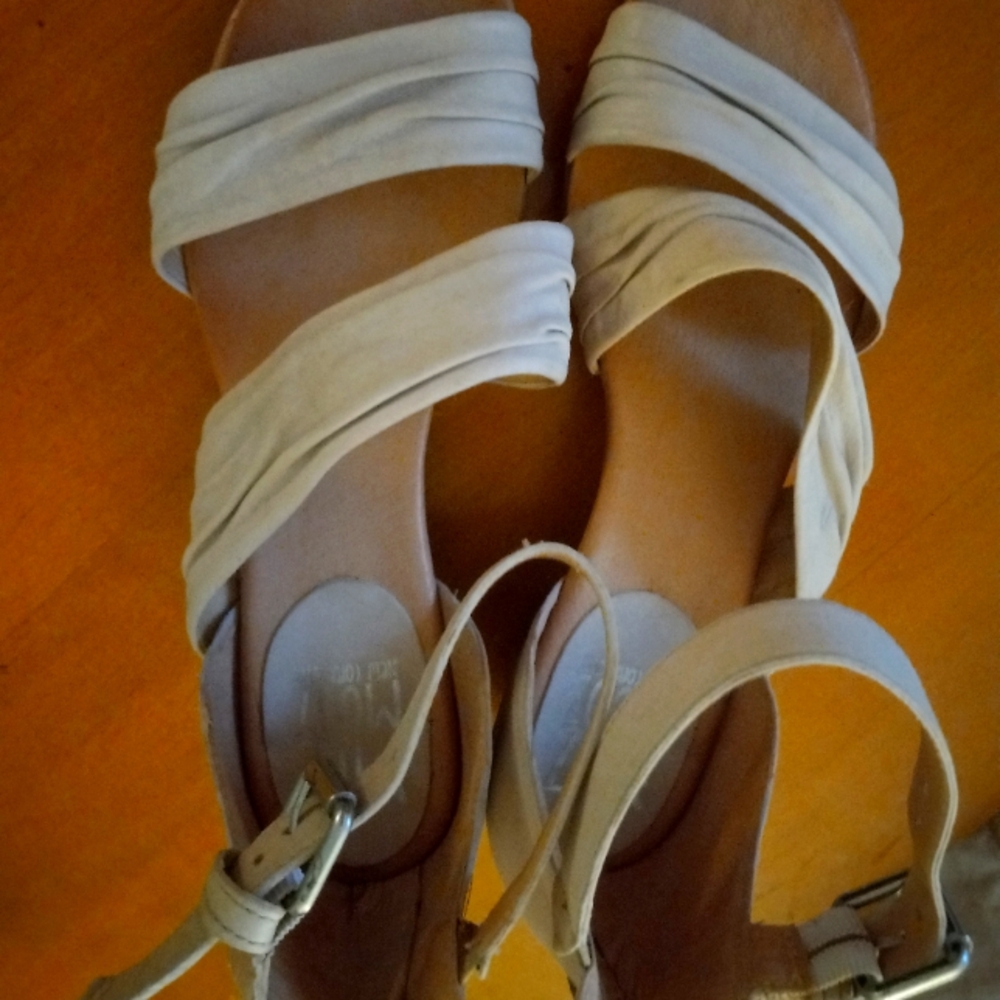 Chic Cream Sandals with Ruched Straps and Ankle Buckle